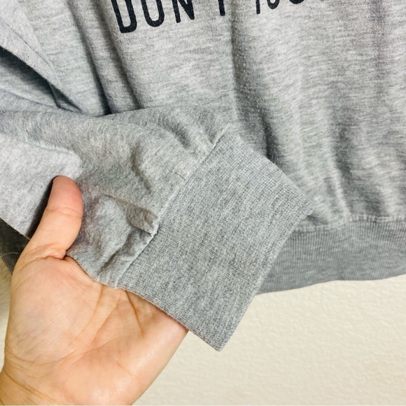 Schitts Creek "Free Hugs, Just Kidding Don't Touch Me" Sweatshirt Size: M - Picture 5 of 7